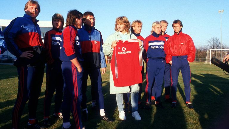 Als ehemalige Tennisspielerin gewann Steffi Graf (M.) 22 Grand-Slam-Turniere und präsentierte sich mit ihrem Bayern-Trikot und zeigte somit ihre Verbundenheit zu den Bayern.