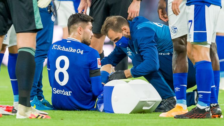 Suat Serdar hat sich im Spiel bei RB Leipzig verletzt.