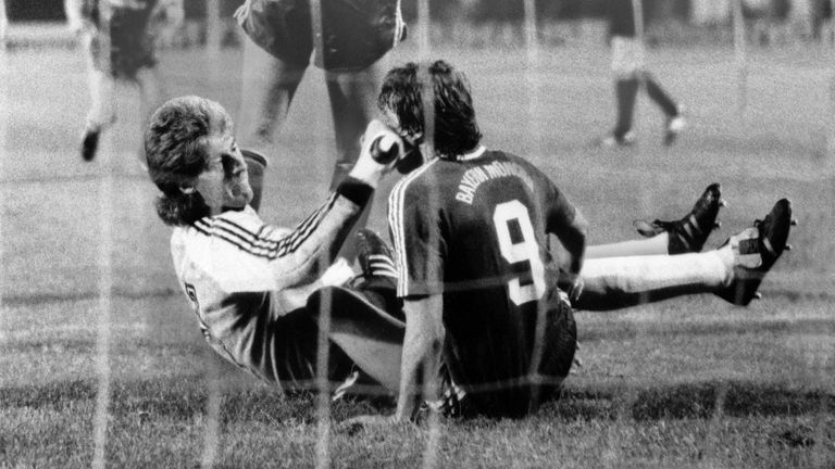 28. Juli 1987: Beim Supercup-Finale zwischen dem FC Bayern und dem Hamburger SV schlägt Torhüter Uli Stein dem FCB-Stürmer Jürgen Wegmann die Faust ins Gesicht.