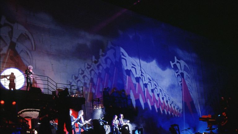 "The Wall": Auf dem Potsdamer Platz in Berlin gibt Roger Waters das bislang größte Konzert in der Geschichte der Rockmusik. 