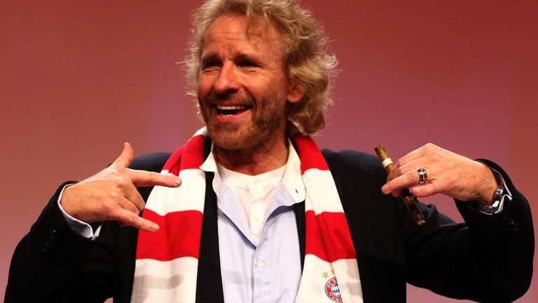 Fernsehmoderator (Wetten, dass..?), Entertainer und Schauspieler Thomas Gottschalk zeigt in der Öffentlichkeit seine favorisierten Farben.