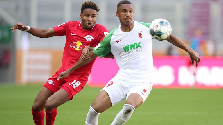 Felix Uduokhai (r.) wird mit dem FC Augsburg versuchen, RB Leipzig zu schlagen.