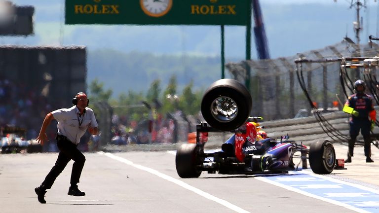 2013: Mark Webber verliert einen nicht richtig befestigen Reifen. Ein Kameramann wird getroffen und zieht sich Rippenbrüche zu. Red Bull bekommt eine Geldstrafe über 30.000 Euro.