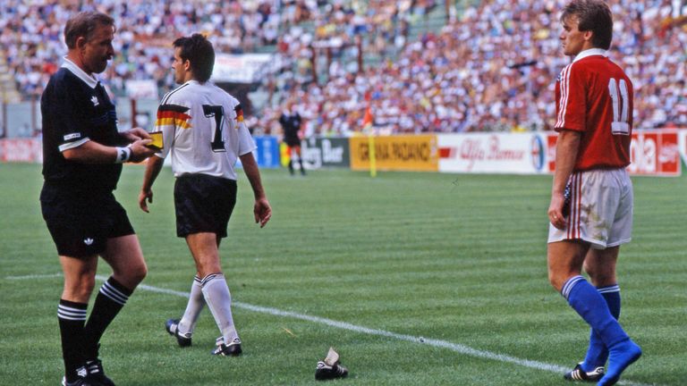 Im Viertelfinale der WM 1990 trifft Deutschland auf die Auswahl der tschechischen Republik. Helmut Kohl stellt einen Tschechen vom Platz.