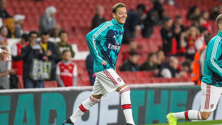 Mesut Özil will das Gehalt von Arsenals Maskottchen "Gunnersaurus" übernehmen.
