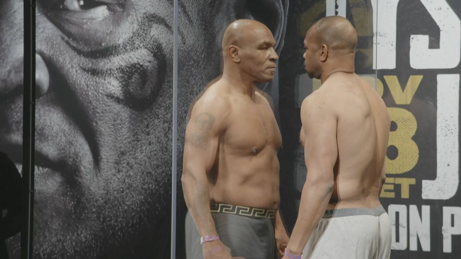 Mike Tyson Roy Jones Jr Der Staredown Im Video Mehr