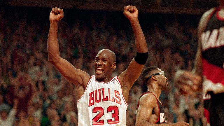Basketball: Michael Jordan war insgesamt fünfmal MVP in der NBA und gewann mit den Chicago Bulls sechsmal die Meisterschaft. Mit den USA gewann ''His Airness'' zweimal Olympiagold. 1999 kürte ESPN Jordan zum ''Sportler es Jahrhunderts''.