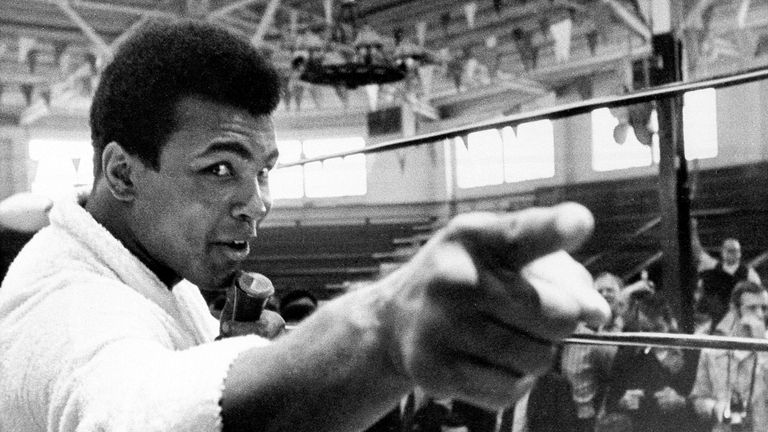 Boxen: Muhammad Ali ist der einzige Boxer, der den Titel linearer Weltmeister drei Mal in seiner Karriere gewinnen konnte. 1999 wurde er vom Internationalen Olympischen Komitee zum ''Sportler des Jahrhunderts'' gewählt.