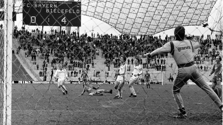 1978/79: Vier Tore vor 41 Jahren gegen Bayern. Am 22. Spieltag mussten die Roten eine bittere 0:4 Niederlage gegen den Bundesliga-Aufsteiger hinnehmen. Tore: 0:1+0:2 Eilenfeldt (18. Min., 23. Min.), 0:3 Graul (51. Min.), 0:4 Schröder (63. Min.).