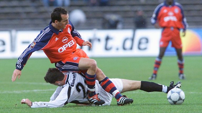 2000/01: Eintracht Frankfurt bringt am 13. Spieltag Hasan Salihamidzic (o.) und den FC Bayern zum Fallen und fährt im Olympiastadion drei Punkte ein. Endstand: 1:2. Tore: 1:0 Sergio (13. Min.), 1:1 Schur (38. Min.), 1:2 Fjörtoft (63. Min.).