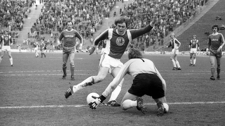 1977/78: Hertha wartet seit über 40 Jahren auf einen eigenen Jubeln nach Abpfiff gegen die Münchener. Damals, am 13, Spieltag schlägt die Alte Dame den FCB. Endstand: 0:2. Tore: 0:1 Grau (29. Min.), 0:2 Gersdorff (89. Min). 