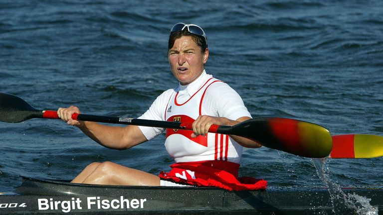Birgit Fischer (58): Im Alter von 42 Jahren gewann Birgit Fischer bei den Olympischen Spielen in Athen die Goldmedaille im Kajak-Vierer und die Silbermedaille im Kajak-Zweier. Sie ist die erfolgreichste deutsche Olympionikin.