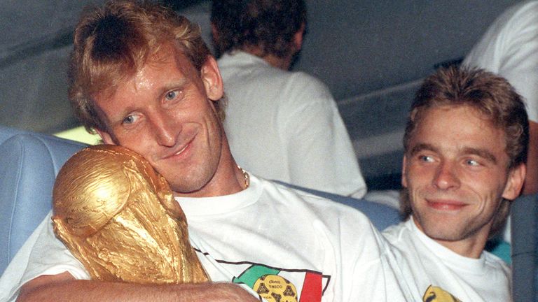 Andreas Brehme 1990 mit dem WM-Pokal.