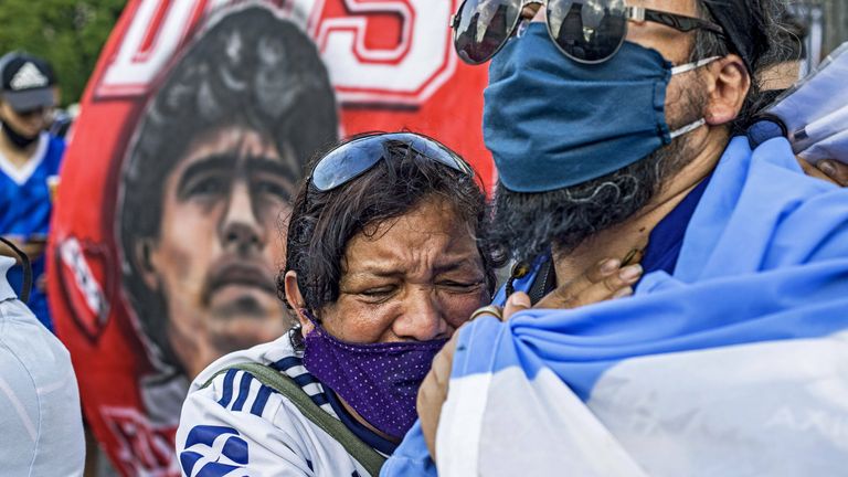 Der Tod ihres Fußball-Idols schockt die Fans in Argentinies Hauptstadt Buenoes Aires. 