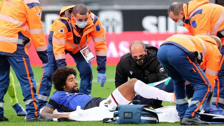 Dante muss im Match bei Angers verletzt runter. 