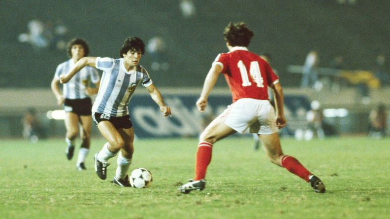 Für die WM 1978 im eigenen Land war Maradona zu jung, ein Jahr später trumpft er bei den Junioren auf. Im Finale macht der 18-Jährige alles klar, wird zum besten Spieler des Turniers gewählt. "Einer der schönsten Momente in meinem Leben", sagt Maradona. 