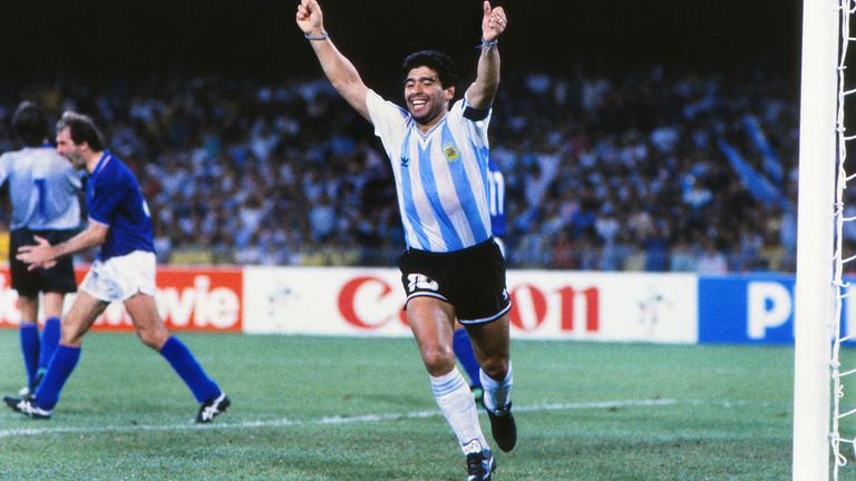 Maradona spielt im WM-Halbfinale gegen Italien, und das in "seinem" Neapel. Die Neapolitaner sind gespalten. "Diego in unserem Herzen, Italien in unseren Gesängen", steht auf einem Spruchband. Argentinien gewinnt, Maradona trifft im Elfmeterschießen.