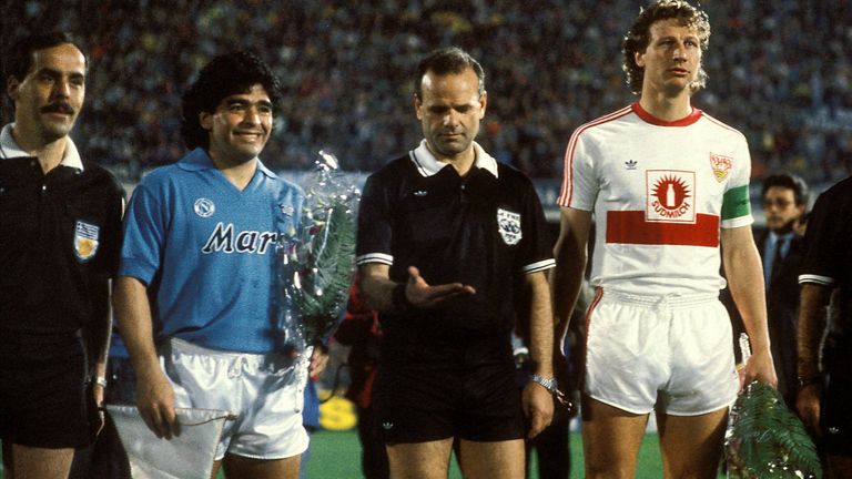 "Ich lechzte nach einem internationalen Titel", sagt Maradona über seine Zeit in Neapel. 1989 geht der Traum in Erfüllung. Beim 2:1 im Hinspiel schießt er ein Tor und legt das 2:1 auf.  Im Rückspiel gegen Buchwald und Co. gibt er zwei Vorlagen.
