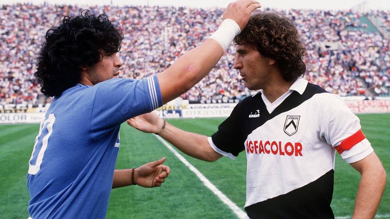 "Lavatevi! Wascht euch!", rufen die Fans aus dem reichen Norditalien den Neapolitanern entgegen. Maradona antwortet mit Toren: In Udine trifft er doppelt, erst per Elfmeter, dann mit links aus spitzem Winkel. Hier begrüßt er Brasilien-Legende Zico.