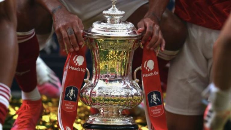 Der englische Fußballverband hat dem Emirates FA Cup, dem ältesten nationalen Pokalwettbewerb der Welt, ein neues Gesicht gegeben. Quelle: Screenshot/footyheadlines