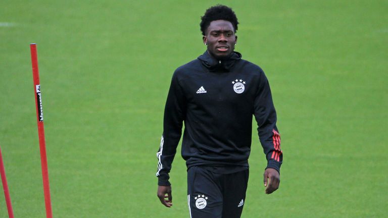 Alphonso Davies war am Montag wieder auf dem Trainingsplatz an der Säbener Straße zugegen.