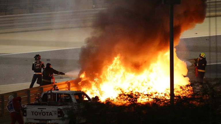 Sekunden nach dem Aufprall geht der Wagen von Grosjean explosionsartig in Flammen auf. Die Sicherheitsleute haben anfangs Probleme, das Feuer zu löschen.