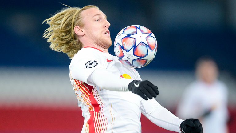 EMIL FORSBERG: Holt sich eine frühe gelbe Karte ab und kann ähnlich wie Olmo nicht für die erwünschte offensive Entlastung sorgen. Vergibt eine große RB-Chance kurz vor der Pause. Zumindest in Sachen Passquote kann der Schwede punkten (XX%)- Note: 4