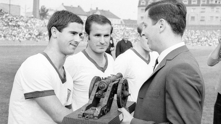 In der Saison 1966/1967 wurde Gerd Müller zum ersten Mal Torschützenkönig in der Bundesliga. Der gebürtige Nördlinger ist der jüngste Spieler, dem das geling.  