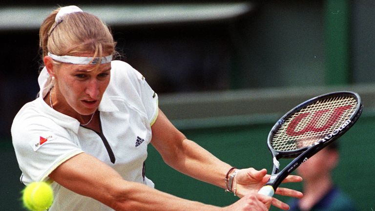 Tennis: Steffi Graf war 377 Wochen die Nummer eins der Welt, gewann insgesamt 22 Grand-Slam-Titel und setzte 1988 ihrer Karriere mit dem ''Golden Slam'' die Krone auf.