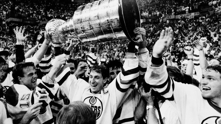 Eishockey: Wayne Gretzky gewann mit den Edmonton Oilers viermal den Stanley Cup. Die 894 Tore und 2857 Scorerpunkte des Kanadiers in der regulären Saison sind bis heute unerreicht. Seine Rückennummer ''99'' wird nicht mehr vergeben.