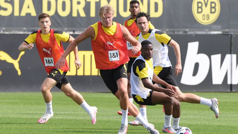 In der Sommer-Vorbereitung trainiert der 15-Jährige erstmals mit den BVB-Profis - und hinterlässt Eindruck.