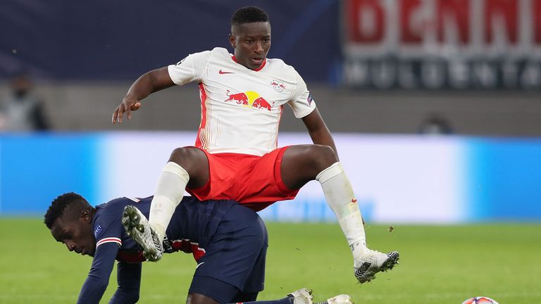 AMADOU HAIDARA: Hat die große Chance zum Ausgleich (8.), aber zu unplatziert. 