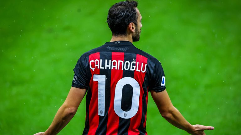 Hakan Calhanoglu (AC Mailand): Der offensive Mittelfeldspieler kommt 2017 aus der Bundesliga (Leverkusen) zu Milan und legt mit seinem starken rechten Fuß in 138 Spielen 40 Treffer auf und verwandelt 27-mal selbst. Titel: Deutscher Drittligameister.