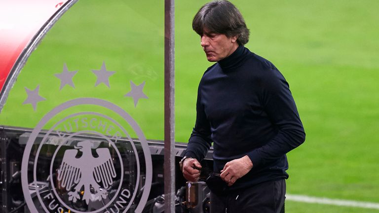 Ratlos und frustriert: Joachim Löw nach dem deutschen 0:6-Debakel gegen Spanien. 