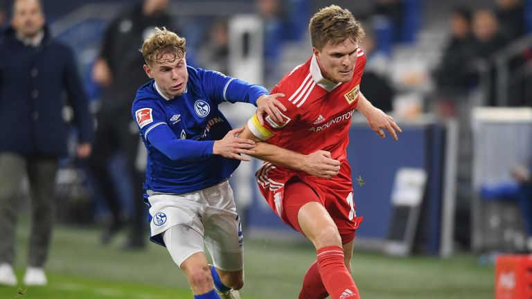 Seine Leistungen schwanken stark, was für sein Alter und die fehlende Bundesliga-Erfahrung allerdings vollkommen normal ist. Vom Typ her passt er aber zu Schalke. NOTE: 3