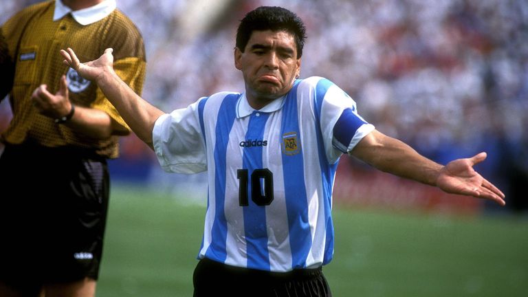 Maradonas Karriere im Nationaltrikot endete skandalös. 2:1 hatte Argentinien bei der WM 1994 gegen Nigeria gewonnen, als eine Krankenschwester ihn an die Hand nahm und zur Dopingprobe brachte. Ergebnis: Ephedrin im Blut, 15 Monate Sperre.
