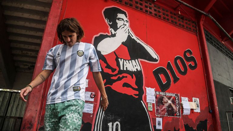 Eine schmerzliche Trennung: Für ein Jahr spielt der Linksfuß für die Newell's Old Boys. Sinnbildlich für die aktuell Situation steht dieser Fan: Die Fußballwelt muss sich von der Ikone verabschieden.