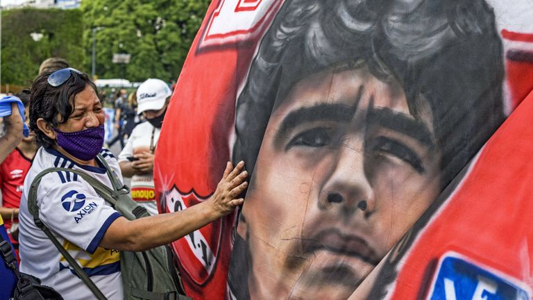 Rund um den Globus trauern Fans um ihr größtes Fußball-Idol.