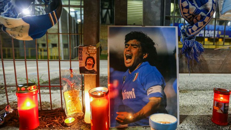 Auch Neapel lässt diese Nachricht nicht kalt. Für ihren Star, der sieben Jahre für die Neapolitaner spielte, zündeten die Anhänger Kerzen für ihr Idol an.