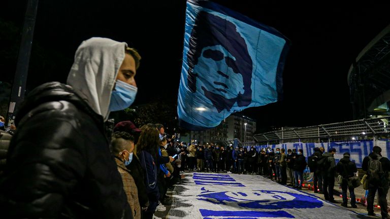 Zum letzten Mal wollen die neapolitanischen Fans auf einer Höhe mit ihrem sportlichen Vorbild sein. 