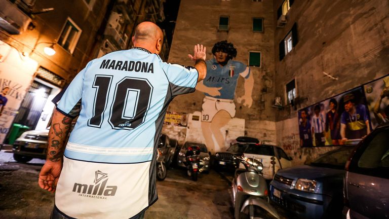 Aus dem kleinen argentinischen Jungen, der mit seinen überragenden Fähigkeiten, die Welt verzaubert, wurde einer der besten Fußballer des 20. Jahrhunderts. Eine Fußball-Legende. Die Fußballwelt verabschiedet sich - Ciao, Diego Armando Maradona