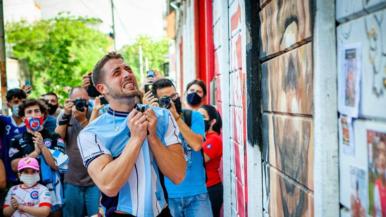 Die Gedanken an den einstigen Weltklassespieler ruft bei den argentinischen Einwohner volle Emotionen ab. Das Weinen als Zeichen der Verbundenheit zu Maradona.