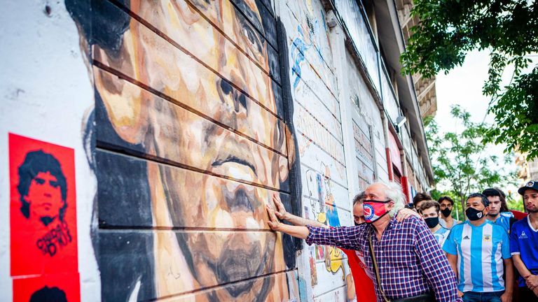 Zum letzten Mal spüren die Anhänger eine direkte Verbindung mit ihrem Held. Der letzte Kontakt zwischen begeisterten Zuschauer und der Legende.