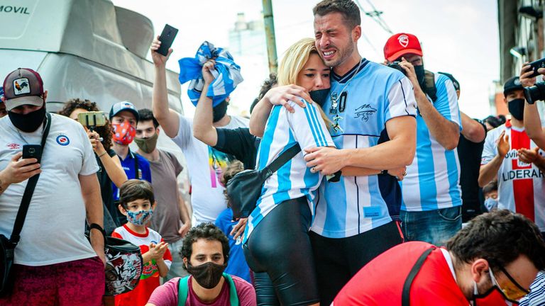 Gemeinsam will man den Verlust des vierfachen argentinischen Fußballer des Jahres emotional verarbeiten.