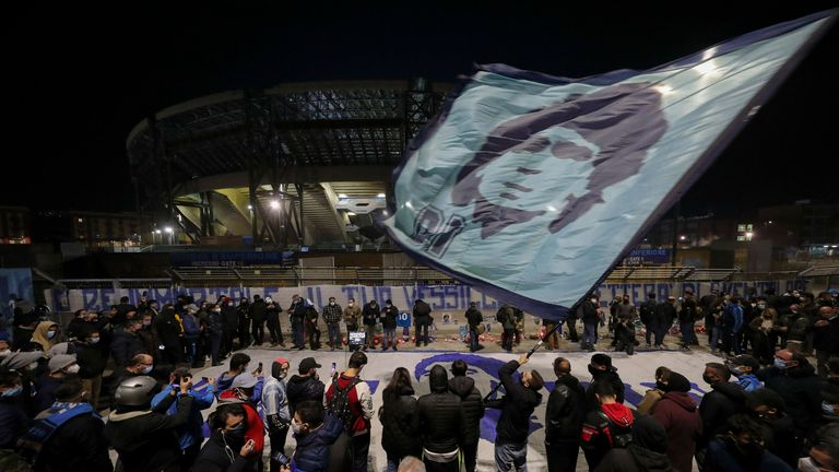 Unschwer zu erkennen ist, dass der Argentinier mit seinen Taten auch Neapel verzaubert. Die Flagge mit Maradonas Kopf wird vor dem Stadio San Paolo gehisst.