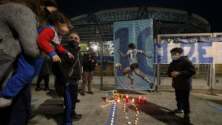 Aufgestellte Lichter, welche an die Rückennummer des Profis erinnern. Jung und alt wollen an diesem Abend des 25. November teilnehmen.