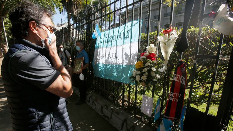 Trikots, Banner und Blumen wurden an den Zäunen Chiles befestigt, um der "Hand Gottes" zu gedenken und zu ehren.