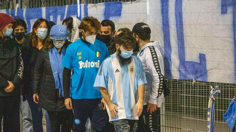 Anstehen für einen der besten Fußballer aller Zeiten. Die Einwohner Neapels versammeln sich zahlreich, um sich zu verabschieden. Ein Trikot als Symbol der Gemeinschaftlichkeit darf nicht fehlen