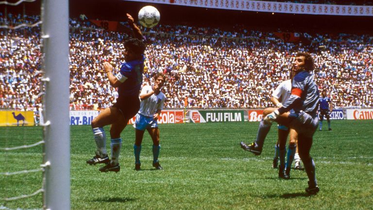 WM 1986, Viertelfinale  Argentinien - England, ein Spiel für die Ewigkeit. Erst die "Hand Gottes" gegen Torwart Peter Shilton, dann...