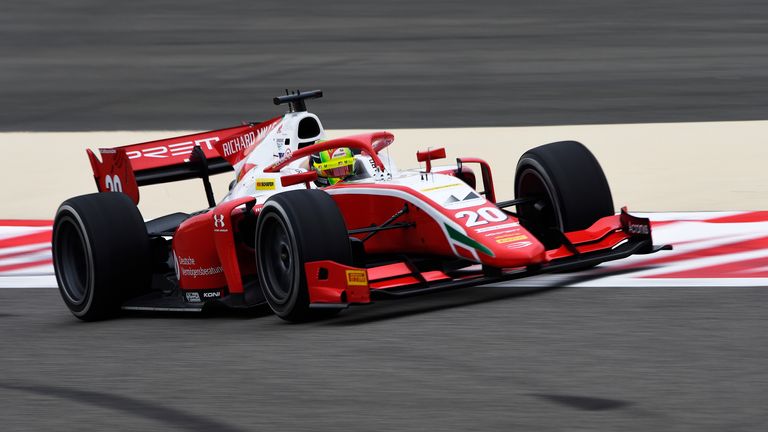 28.11.2020: Auf der vorletzten Station in Bahrain startet der junge Pilot von Position zehn und kämpft sich bis zum Schluss auf die vier. Seinen Aufstieg kann Schumacher noch nicht finalisieren - er büßt sechs Punkte auf Callum Ilott ein.